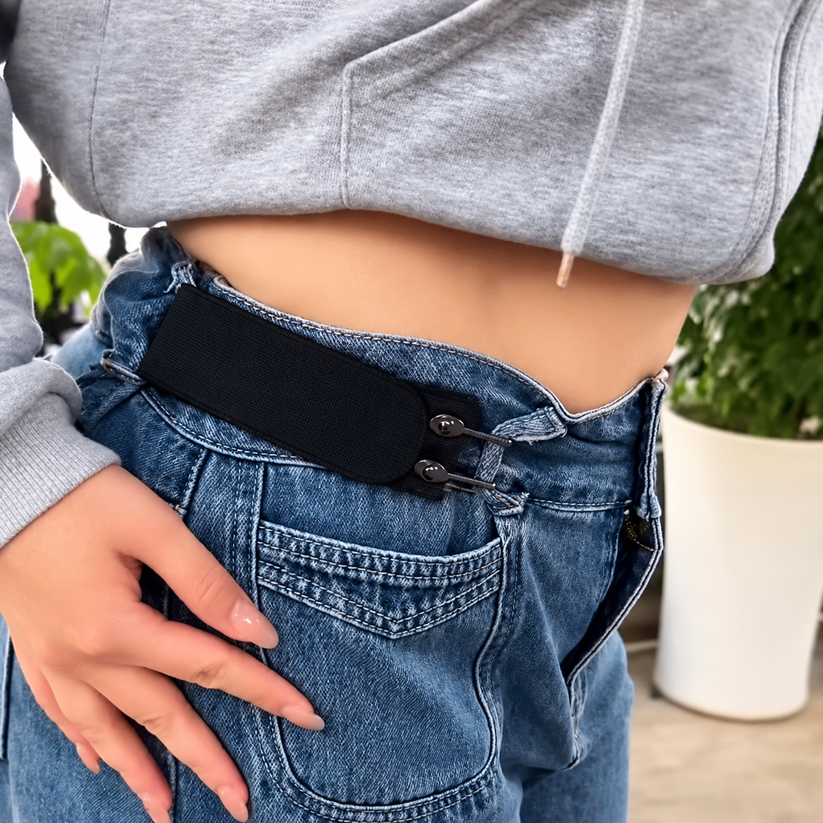 Customer wearing a black no-buckle belt with jeans